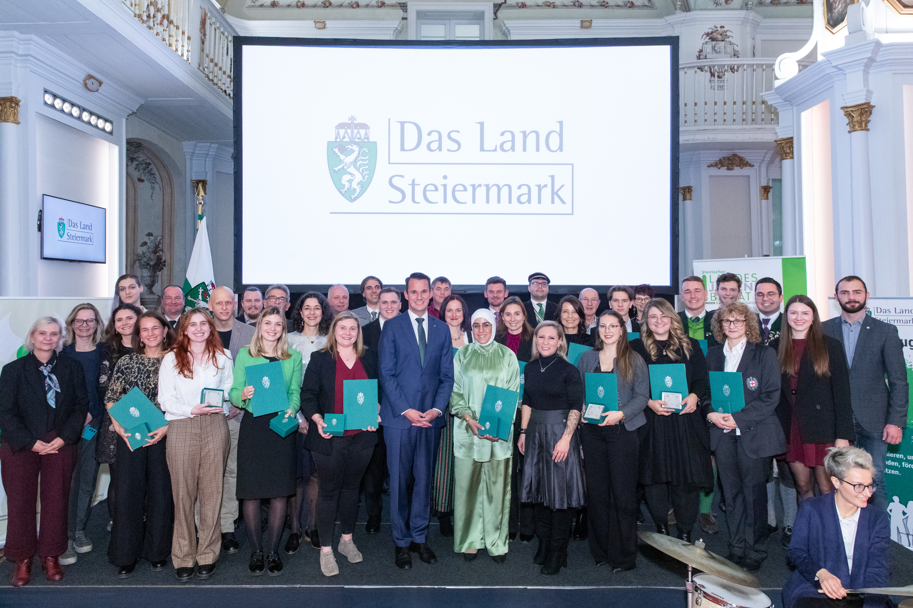 Gruppenfoto aller geehrten Personen und der Ehrengäste